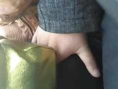 Une salope qui aime sucer des bites fait voir des vidéos de sexe une bonne pipe