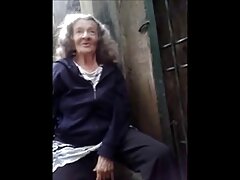 Petite chose video sex grosses femmes est poussée contre le comptoir et elle est bossée