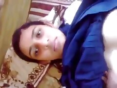 Une petite fille entièrement naturelle se fait pénétrer par une énorme bite video massage sexuel