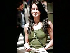 Une blonde aux seins énormes fait porno vidéo une pipe à son amant gros et dur
