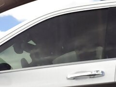 Une vidéos sexe porno nana qui est à l'arrière d'une voiture se fait pénétrer