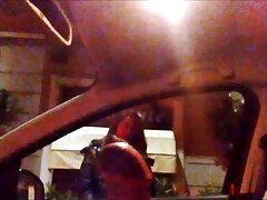 Une lesbian video gratuit brune hardcore qui aime la bite est sur le canapé, en train de se désosser