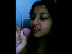 Une nana au gros cul avec un cul rond video porno gratuit noir sexy lèche son gros gode