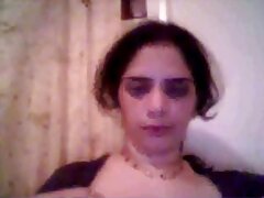 Une chose chaude video gratuit sexy pousse un concombre à l'intérieur de ses lèvres humides de chatte rasée