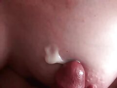 La milf video pornodingue Sara Jay fait la connaissance de la nouvelle épouse de son beau-fils, Bailey Brooke