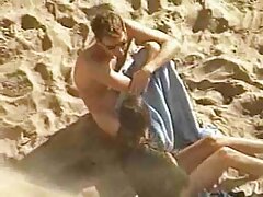 Une brune aux cheveux courts sait comment donner une sexe video coquine grosse bite
