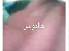 Une princesse aux gros seins video pornodingue avec de gros faux seins suce une bite avec le sourire