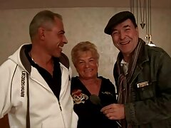 Vanessa Cage se fait double pénétrer dans une vidéo de trio hard vidéo cu gratuit