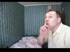 Trentenaire en bottes chaudes sex video femme en latex se fait enculer par une grosse bite