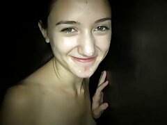 Salope bronzée se fait baiser dans youtube video sex gratuit le bar parce qu'elle est une salope