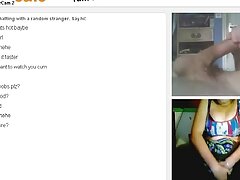 Une milf qui a de beaux vidéo six gratuit seins et un gros cul manipule et branle une bite