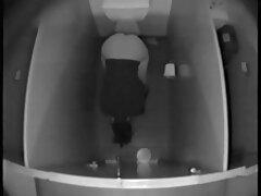 Putain de chatte d'une femme vidéo porno youporn aux petits seins, un homme refroidit sa passion