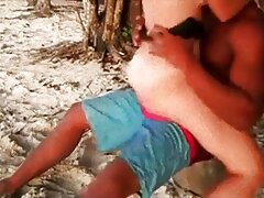 Blonde goûte la bite vidéo sexe amateur gratuit du mari de la brune dans un trio