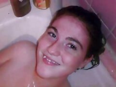 Une video sexxe bimbo se fait serrer le cul et masser ses seins sur le lit