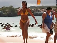Une fille chaude avec des jambes sexy fait video sex adulte une pipe sur les oreillers