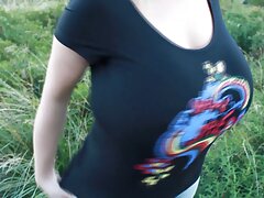 Une beauté aux petits seins ouvre ses jambes aussi largement vidéo porno youporn que possible