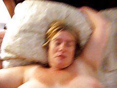 Une lesbienne en gant rose examine le trou video porno sans connexion du cul d'une MILF aux cheveux roux