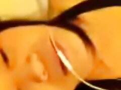 Une rouquine est assise son cul analement sur une énorme vidéo gratuite transexuel tige de mec