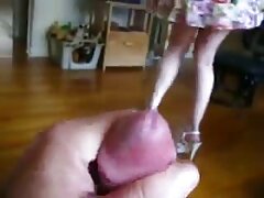 Blonde avec un gros butin recherche vidéos de sexe se fait baiser sur le canapé du casting