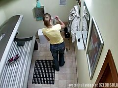 Babe Kissable video de sex amateur se déshabille pour se masturber devant la caméra pour les téléspectateurs