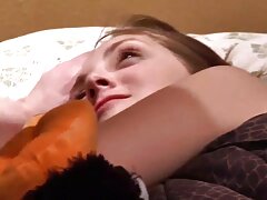 Penchée sur Sabrina Sweet meilleur video porno baisée en levrette par une grosse bite noire
