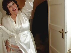 Beauté latine aux petits seins sexy baisée dans vidéos sexe allemand sa boîte rasée