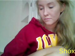 Une mignonne blonde suce une video erotique viol grosse bite et fait un tour coquin dessus