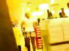 Impressionnant poussin rousse en bas noirs prend une bite au video sexe porno gay chocolat