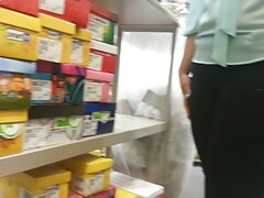 Un video de sexe les debiles homme en costume élégant baise une black dans le magasin de vêtements