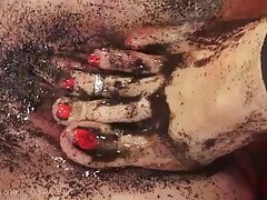 Une brune avec un vidéo porno dingue cul chaud et un joli visage montre sa chatte