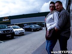Une blonde qui aime masser une grosse bite se fait éjaculer video xxxl gratuit