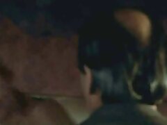 Dirty MILF adore quand son beau-fils des vidéos de porno la baise sur le canapé