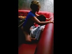 Une brune chaude se fait pénétrer sur le canapé sexe amateur video gratuit par plusieurs mecs