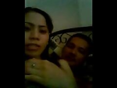 Une blonde les films porno en vidéo avec des nattes se fait pénétrer sur le lit dans la chambre