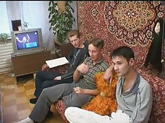 Une chose chaude avec une chatte rasée se prend une bite dans la porno gratuit en vidéo chatte