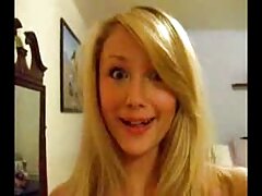 Deux filles sont avec un video sexd mec dans un trio, faisant sa grosse bite