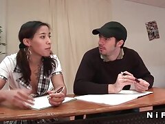 Des salopes chaudes se font pénétrer lors d'une soirée de sexe en groupe massage sexuel video très folle