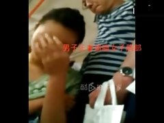 Une nana aux petits seins avec un gros vidéos gratuites de femmes matures cul sexy est assise sur une grosse bite