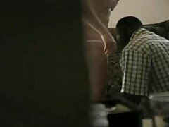 Une brune maigre qui aime baiser se vidéos pornographiques noirs prend une bite dans la bouche