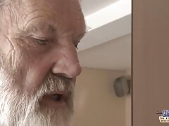 Une gratuite video x brune au gros cul se fait pénétrer analement pendant qu'elle se lèche le doigt