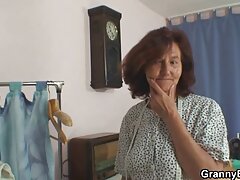 Une fin heureuse hardcore pour la belle ado sur sa video porno des femmes noires table