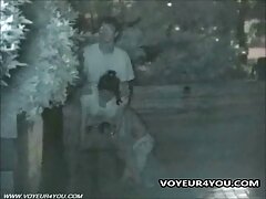 Une nana qui a de beaux gros seins se fait baiser à côté video direct porno de son mari