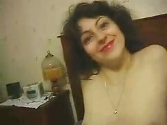 Une blonde aux seins énormes se fait enfoncer sur la table video szxe de massage