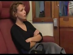 Une bombasse aux petits seins se prend une bite dans la chatte video pornom serrée