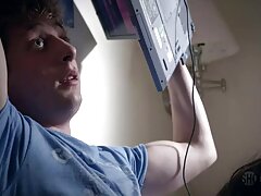 Fellation deepthroat baveuse intense avec suceuse de couilles supplémentaire vidéos x et porno