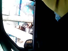 Un vidéo pornoding mec donne un massage chaud à sa femme et il la baise