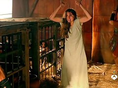 La nana maigre Aspen video adulte x Richardsen avec un piercing se fait baiser dans un sauna