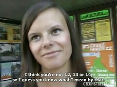 Une mamie est avec une video amateur francais porno ado aux gros seins, léchant les lèvres de sa chatte humide