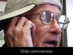 Des video cochonne française amies lesbiennes utilisent un joystick et des langues pour satisfaire les boîtes d'amour