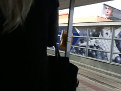 Une bimbo avec une chatte chauve masse sa chatte video gratuite double penetration avec ses mains